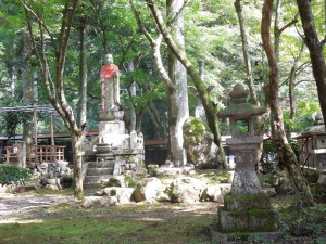 2.宝輪院前の延命地蔵菩薩像と念仏石、左端はご本尊ゆかりの藤棚